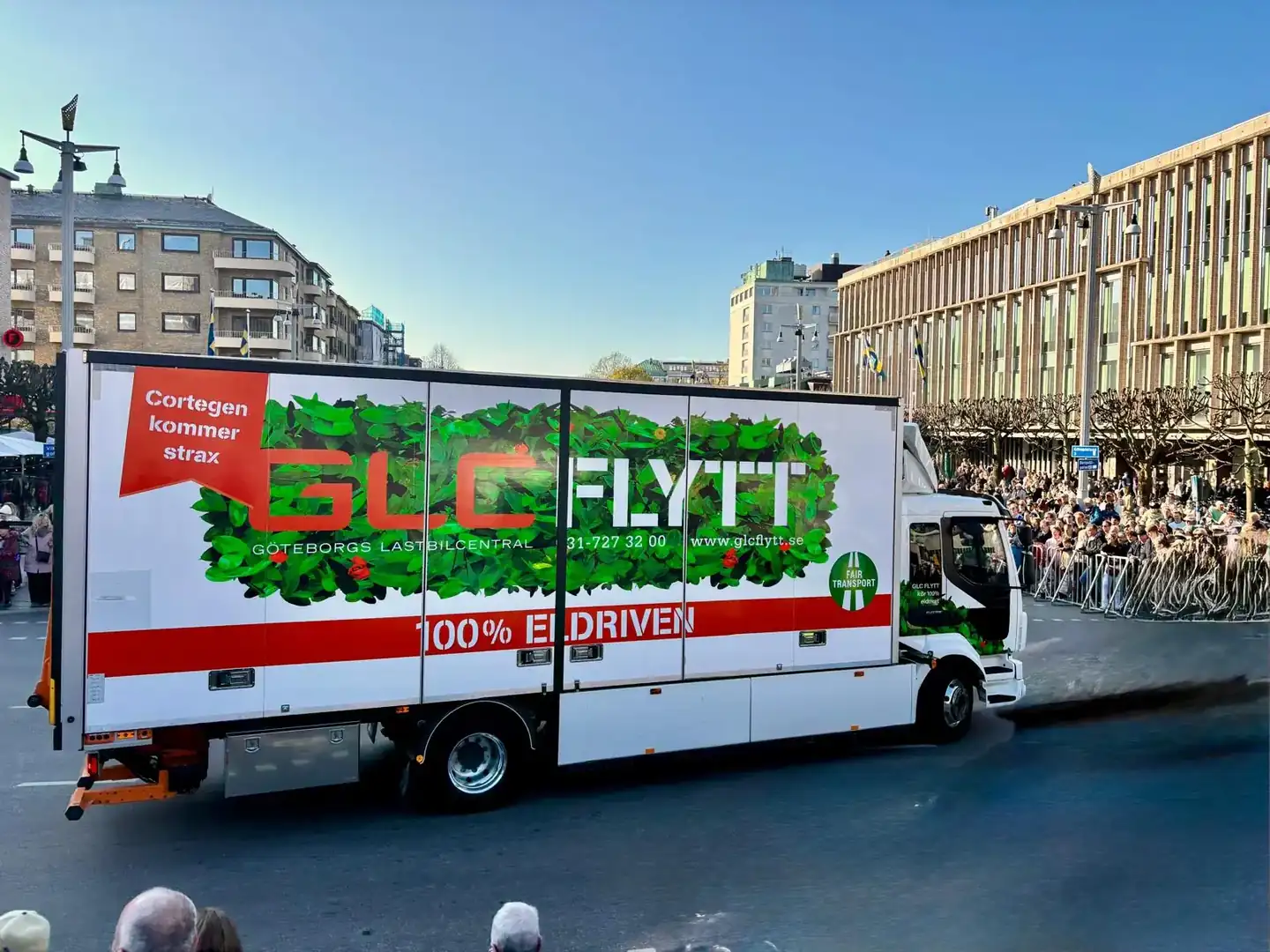 GLC Flytts eldrivna flyttbil vid Götaplatsen i Göteborg