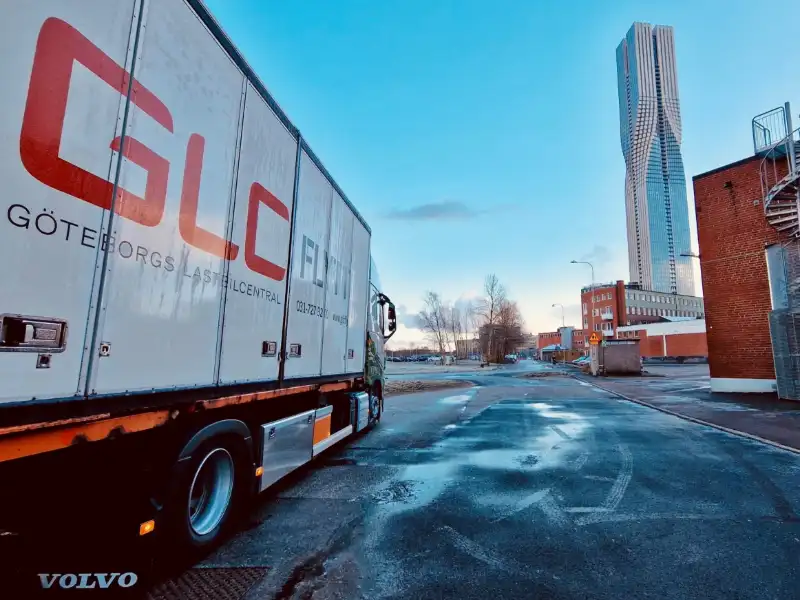 GLC Flytts lastbil vid Karlatornet i Göteborg