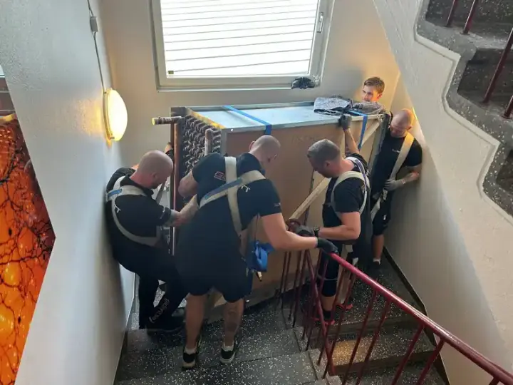 Tunga lyft med bärselar i trapphus