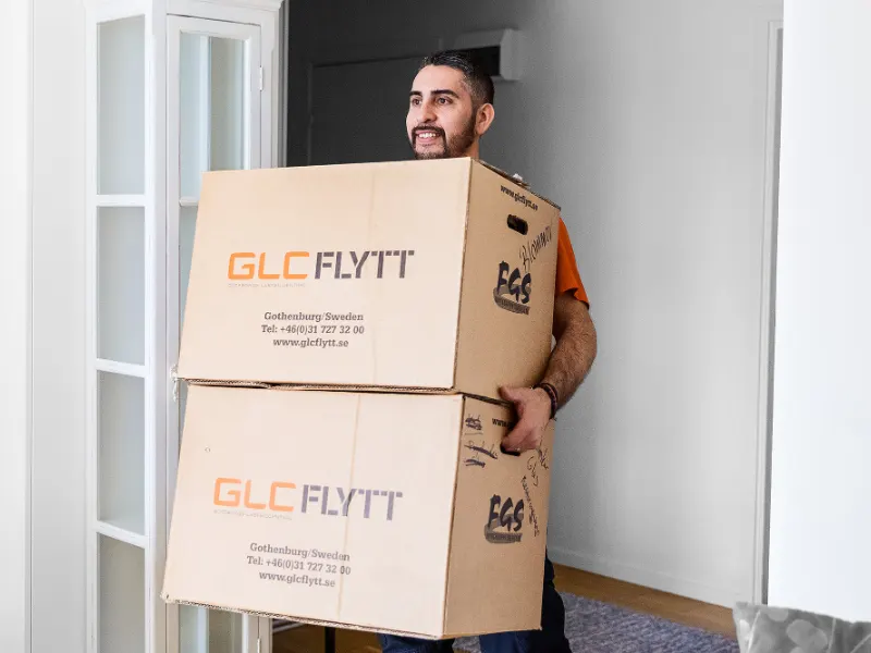 Flyttpackning – flyttare från GLC Flytt bär packade flyttkartonger