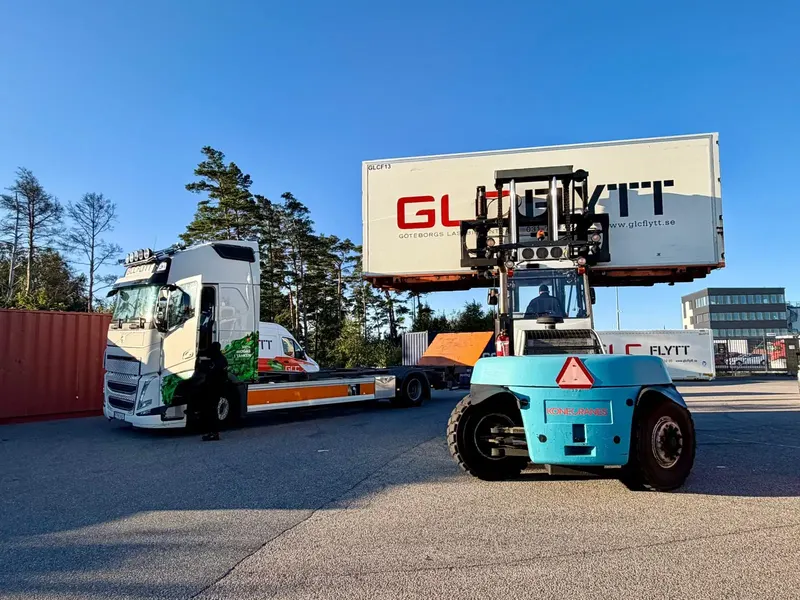 Samlastning – truck lyfter GLC Flytts container på lastbil